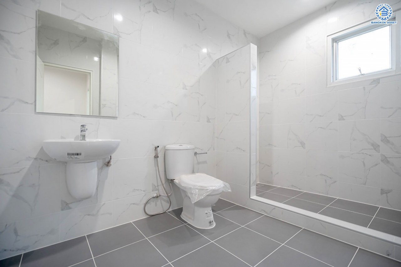 บ้านมือสองตกแต่งใหม่ โครงการ มัณฑิกา กาญจนาฯ-บางบอน รองรับทุกความสุข เนื้อที่ 108.6 ตร.ว. ฟังก์ชัน 3 ห้องนอน 3 ห้องน้ำ 2 ห้องอเนกประสงค์ จอดรถได้ 2 คัน บนทำเลใกล้รถไฟฟ้าสายสีน้ำเงิน "สถานีหลัก2" และจุดขึ้นทางด่วน "พระราม2" และ The Mall บางแค